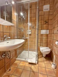 Kúpeľňa v ubytovaní FeWo BRUNNACH by Isa Badkleinkirchheim + 37 fotografií
