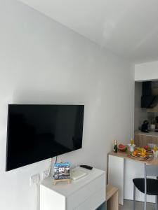 Una sala de estar con un televisor de pantalla plana grande en una pared. en NORAY Playa de Mogán, en Puerto de Mogán