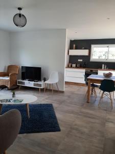 ein Wohnzimmer mit Sofa und Tisch in der Unterkunft la brasserie in Migné-Auxances