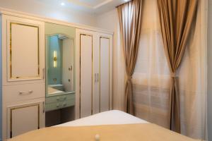 un dormitorio con una cama y un espejo en BS Lodging 15 - Next to Dream Beach, en Hurghada