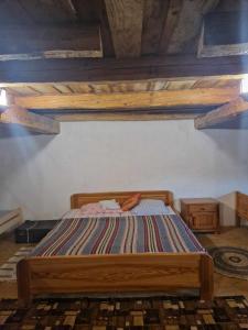 a bedroom with a bed with a wooden bed frame at Bed&Bike Dobra Nuć in Dubrynychi