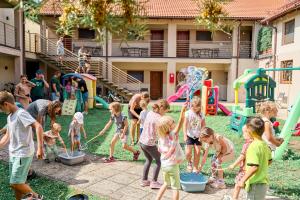 a group of children playing in a yard at ATRIUM Apartamenty in Krynica Morska