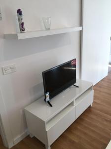 バレンシアにあるNew Luxury Apartment In City Centerの白いエンターテイメントセンターに座って薄型テレビを視聴できます。