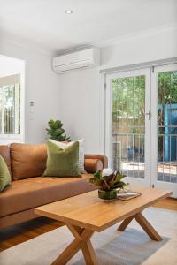 Χώρος καθιστικού στο Bright 3-Bed with Garden by Banks Street Reserve