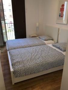 バレンシアにあるNew Luxury Apartment In City Centerの寝室に並んで置かれた2つのベッド +13枚の写真