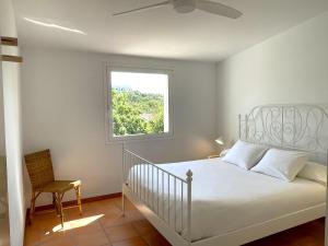 A bed or beds in a room at LLEBEIG -Casa mediterránea con gran jardín