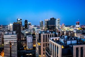 Blick auf die Skyline der Stadt in der Nacht in der Unterkunft Hilton Warsaw City Hotel in Warschau