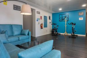 a living room with a couch and exercise bikes at Pato Rojo in Punta Umbría