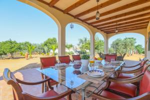 ein Esszimmer mit einem Tisch und Stühlen auf einer Terrasse in der Unterkunft Casa Rural Los Miradores in Marchena
