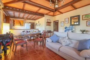 ein Wohnzimmer mit Couch und ein Esszimmer in der Unterkunft Casa Rural Los Miradores in Marchena