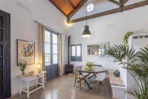 MarchenaにあるHacienda San Antonioのリビングルーム(テーブル、椅子、テーブル付)