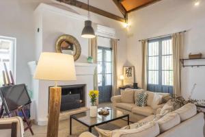 MarchenaにあるHacienda San Antonioのソファとテレビのあるリビングルーム