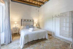 MarchenaにあるHacienda San Antonioのベッドとガラスのシャワーを備えた寝室 +33枚の写真