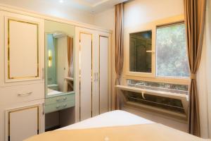 Un dormitorio con una cama, una ventana y un espejo. en BS Lodging 15 - Next to Dream Beach, en Hurghada