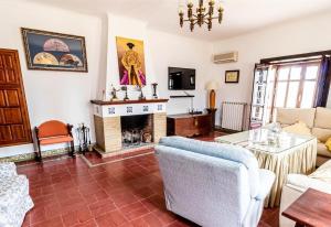 TV a/nebo společenská místnost v ubytování Hacienda El Corchuelo en Marchena