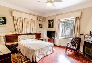 Postel nebo postele na pokoji v ubytování Hacienda El Corchuelo en Marchena + 49 fotografií