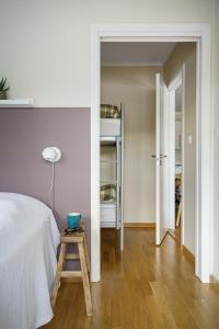 En eller flere senge i et værelse på Cozy modern apartment - Very central at Sinnes + 1 billede