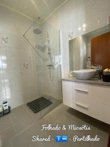 Un baño con ducha de cristal y lavabo. en Green House - AL, en Porto Formoso 13 fotos más