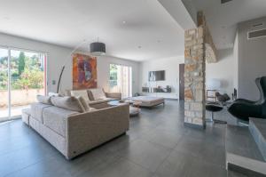 een woonkamer met een bank en een tafel bij 30VENTSB Villa Eole in Saint-Ambroix