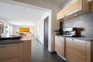 een keuken met een spoelbak en een magnetron bij 30VENTSB Villa Eole in Saint-Ambroix