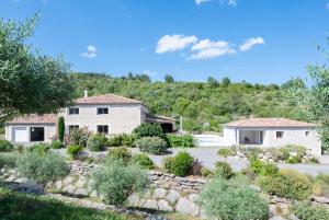 een uitzicht op een huis met een tuin bij 30VENTSB Villa Eole in Saint-Ambroix