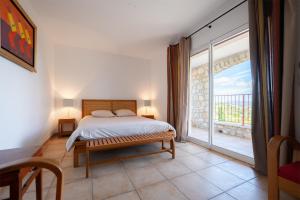 Ένα ή περισσότερα κρεβάτια σε δωμάτιο στο 30VENTSA Villa Mistral +33 φωτογραφίες