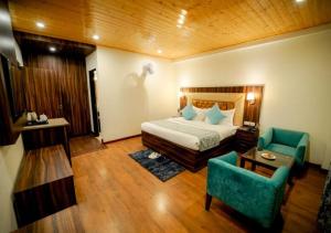 Rúm í herbergi á Simsa Heights Manali