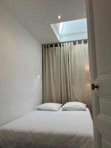 Giường trong phòng chung tại Le Logis Cantilien Lamorlaye-Chantilly