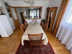 a dining room with a table and chairs at Sarajevo Villa Ruza Vjetrova in Vinogradi
