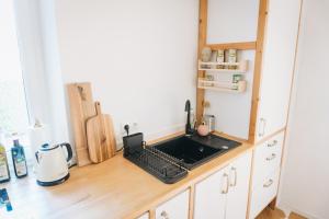 Kuchyň nebo kuchyňský kout v ubytování raum life - Vintage Loft - Heimkino Netflix - 2x privat Parkplätze