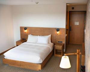 Postel nebo postele na pokoji v ubytování The Lismore Hotel Eau Claire - a DoubleTree by Hilton