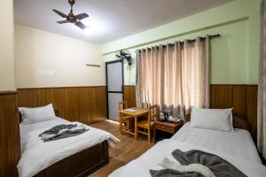 Postel nebo postele na pokoji v ubytování Hotel Harmony & Little Bites Bistro