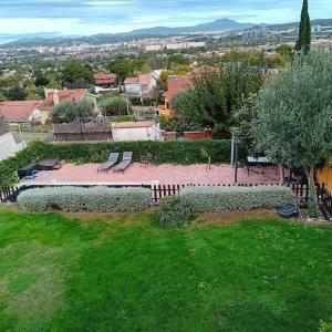 Una vista aérea de un parque con bancos en un patio. en Esplendida casa en Valldoreix, en Sant Cugat del Vallès