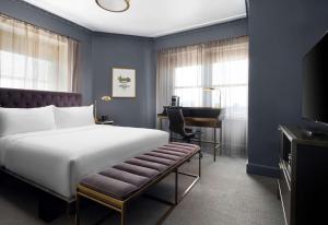 Postel nebo postele na pokoji v ubytování Hotel Phillips Kansas City, Curio Collection By Hilton + 37 fotografií