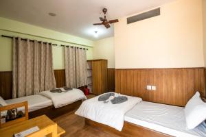 Postel nebo postele na pokoji v ubytování Hotel Harmony & Little Bites Bistro
