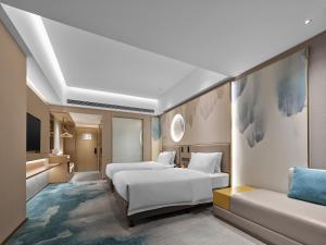 Voodi või voodid majutusasutuse Shenzhen Grand Skylight Garden Hotel toas