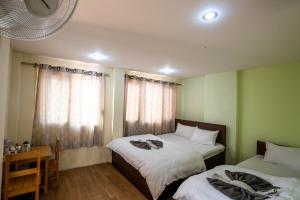 Postel nebo postele na pokoji v ubytování Hotel Harmony & Little Bites Bistro