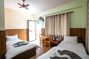 Postel nebo postele na pokoji v ubytování Hotel Harmony & Little Bites Bistro