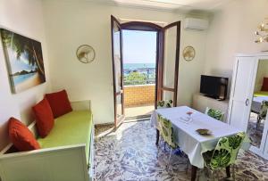 カターニアにあるLuxury Sisters House "Il Porticciolo"のテーブルとソファのあるリビングルーム