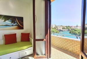 カターニアにあるLuxury Sisters House "Il Porticciolo"の海の景色を望むバルコニー(ベンチ付)