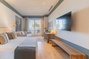 a hotel room with a bed and a tv at Soho Boutique Las Vegas in Málaga