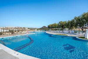 basen z błękitną wodą w ośrodku w obiekcie THB Cala Lliteras - Adults Only w Cala Ratjada