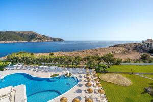 z góry widok na ośrodek z basenem i ocean w obiekcie THB Cala Lliteras - Adults Only w Cala Ratjada