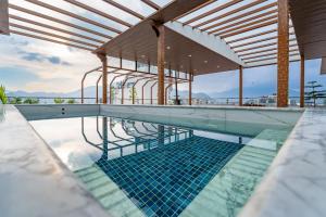 Hồ bơi trong/gần Hotel Lo Mustang