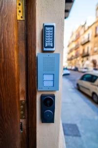 Un primer plano de un parquímetro en el costado de un edificio. en Baron’s Suites, en Palermo