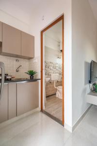 Et badeværelse på Sunrise Service Apartments