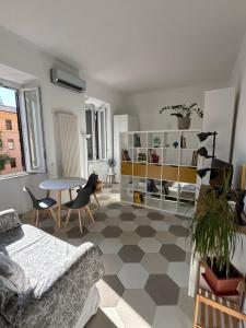 una sala de estar con un sofá y una mesa en Renovated studio near the Vatican, en Roma