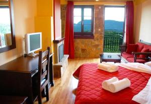 Postel nebo postele na pokoji v ubytování Zagori Philoxenia Hotel