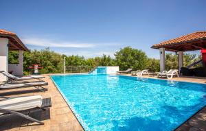 Basen w obiekcie Villa With Pool, Jacuzzi, Sauna, Fitness, Playground & Wine Cellar lub w pobliżu