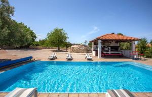 basen z krzesłami i altaną w obiekcie Villa With Pool, Jacuzzi, Sauna, Fitness, Playground & Wine Cellar w mieście Gostinjac